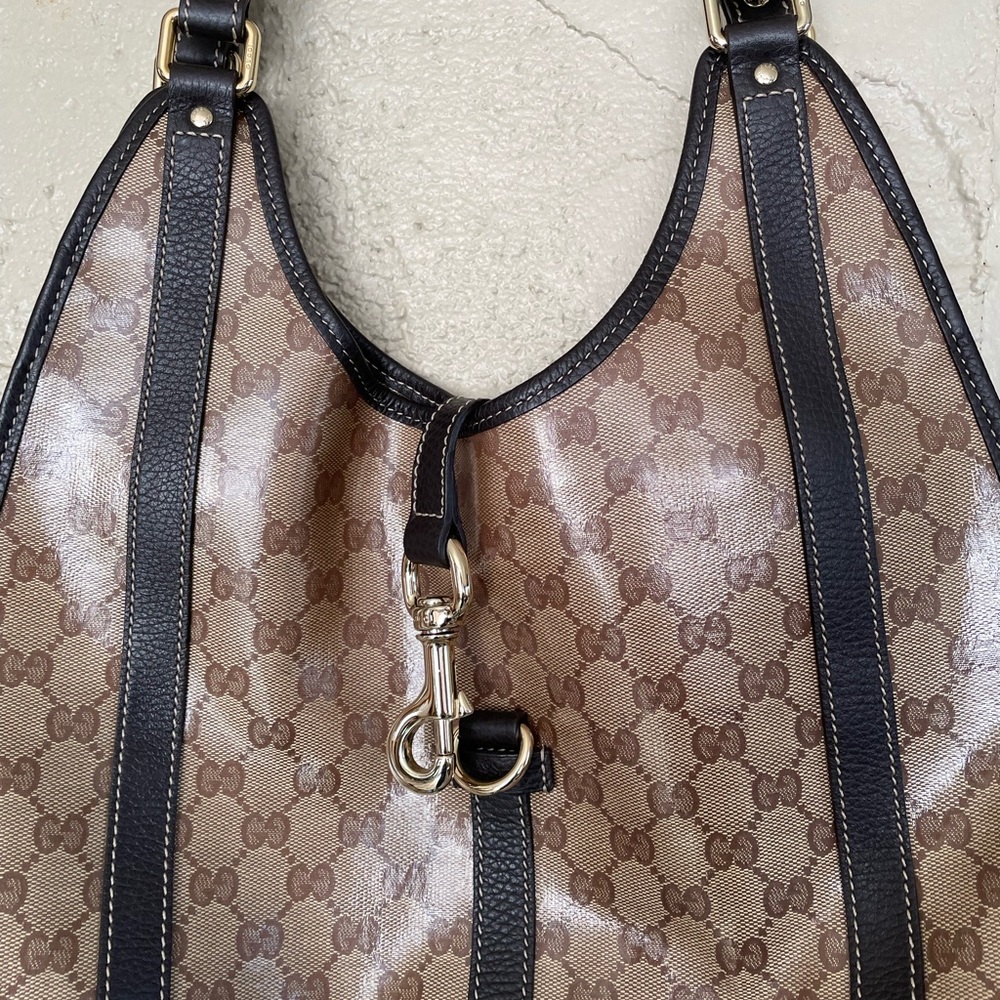 Gucci shoulder bag.Very good condition. Wore it trice only.Cleaning up my closet